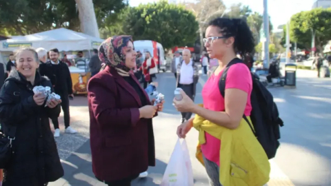 Ak Parti Kadın Kolları'ndan kandil lokumu ikramı