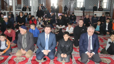 Camiye geldiler, hediyelerini aldılar