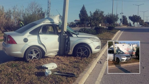 Seyir halindeki otomobil direğe çarptı