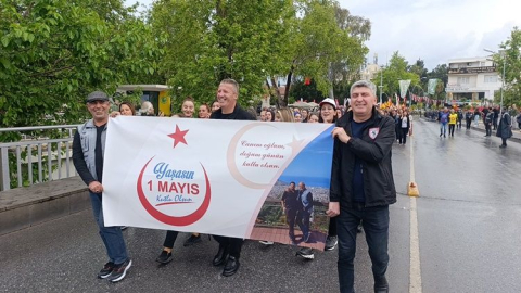 Açtığı pankartta 1 Mayıs ve oğlunun doğum gününü kutladı