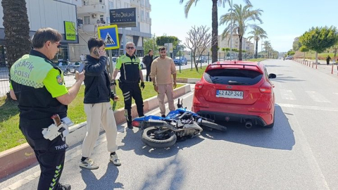 Yayaya yol veren otomobile motosiklet arkadan çarptı