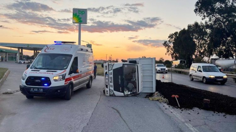 Lastiği patlayan kamyonet devrildi: 3 yaralı