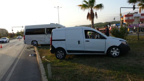 Hafif ticari araç, tur aracıyla çarpıştı: 3’ü turist 4 kişi yaralandı