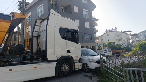 Cengiz Topel Caddesi'nde tır, hafif ticari araca çarptı