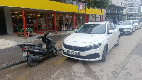 Hisar Caddesi'nde motorlu bisiklet otomobile çarptı