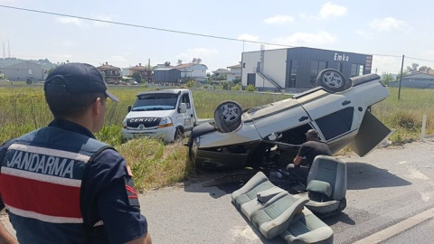 Kaldırım taşlarına çarpıp takla atan araçta sıkışıp kaldı