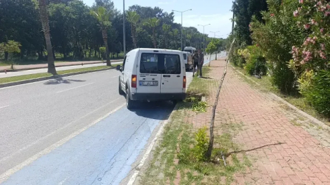 Lastiği patlayan araç yoldan çıktı