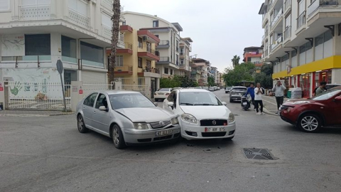 Tabelayı kapatan kamyonet kazanın ardından hızla uzaklaştı