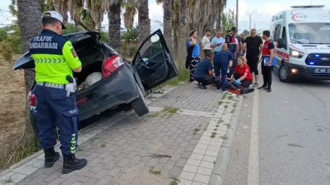 14 yaşındaki çocuğun kullandığı otomobil karşı şeride geçip palmiyeye çarptı