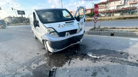 Hatipler Yenimahalle tali yolda kamyonet ile otomobil çarpıştı