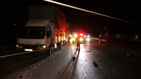 D-400 Karayolu Aksaz kavşağında kamyon elektrik direğini devirdi yol trafiğe kapandı