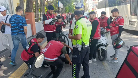 Antalya Caddesi’nde moto kurye Evrenseki minibüsüne arkadan çarptı