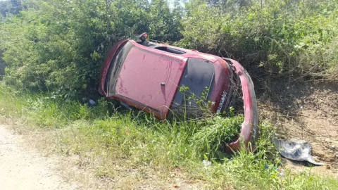 Kaza yapan sürücü otomobili bırakıp gitti