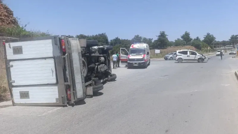 Muhittin Ersoy Bulvarı’nda ticari araç kamyoneti devirdi