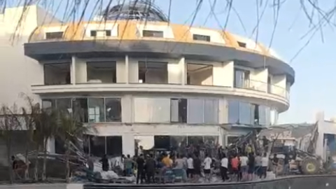 Otel inşaatında balkon tabyası göçtü.