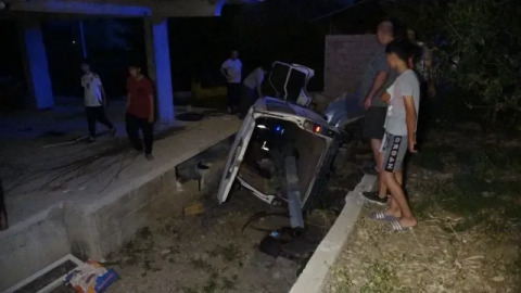 Patronundan araç aldı, 7-8 metreden aşağıya uçtu