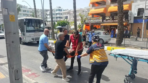 Motosikletli kurye yaya geçidinde anne ve kızına çarptı