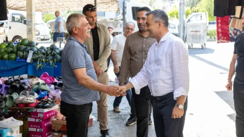 Başkan Kara, Çarşamba Pazarı’nda esnaf ve vatandaşla buluştu
