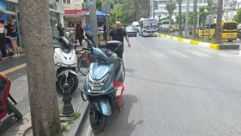 Antalya Caddesi Denizbank önünde motosiklete çarptı, durmayıp kaçtı..