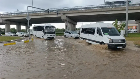 Manavgat’ta etkili olan şiddetli yağmur D-400 Migros Kavşağını sular altında bıraktı