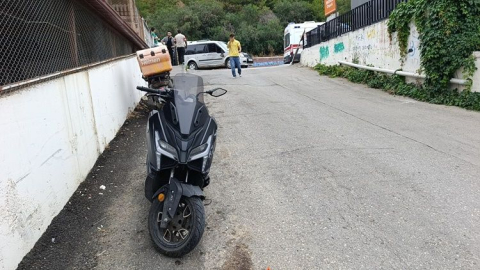 Otomobile çarpınca savrulan motosiklet duvara çarptı