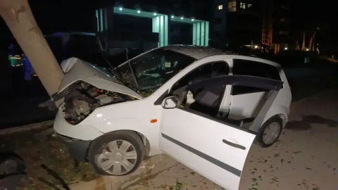 Direksiyon hakimiyetini kaybetti Refüje çıkıp ağaca çarptı: 1 yaralı