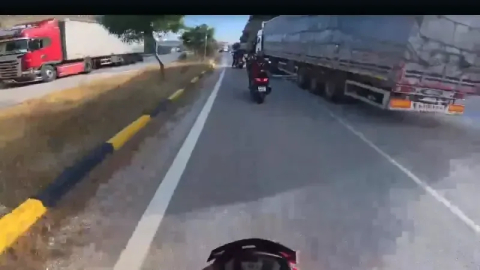 Taşağıl’da korna çalınmasına sinirlendi, tırı motosiklet sürücülerinin üzerine sürdü