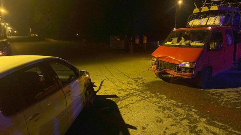 Çeltikçi Mahallesi'nde kamyonet otomobille çarpıştı