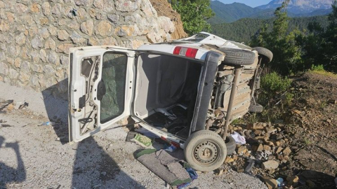 Virajı alamayarak takla atan aracın sürücüsü ağır yaralandı