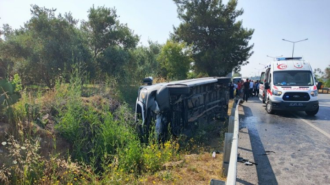 Manavgat'ta turist minibüsü devrildi: Minibüs sürücüsü ile 6 turist yaralandı