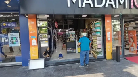 Antalya Caddesi’nde otomobil işyerine girdi