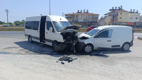 Hatipler Mahallesi’nde tur aracı kaza yaptı: 6 yaralı