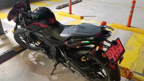 Arkadaşının otomobiline motosikletiyle çarptı: 1 yaralı