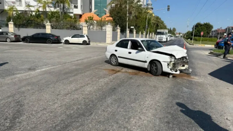 Evrenseki Cumhuriyet Bulvarı’nda otomobil tur aracına çarptı: 5 yaralı