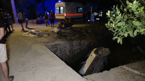 Sulama kanalına uçan otomobilde 2 arkadaş boğularak yaşamını yitirdi