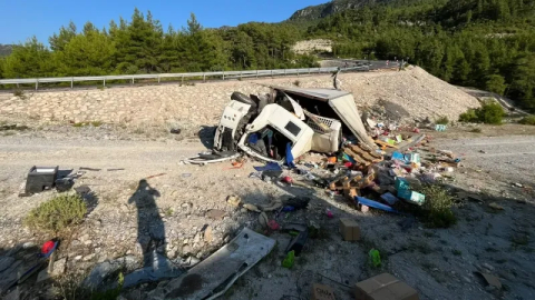Güneycik rampasında kamyon 5 metre aşağıya uçtu