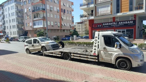 Motosiklet ticari aracı hurdaya çevirdi: 2 yaralı