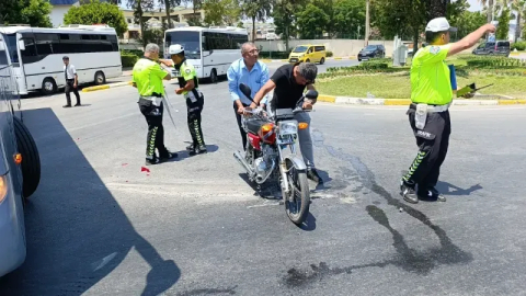 Şehirlerarası yolcu otobüsü motosikleti altına aldı