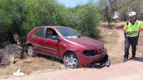 Ulukapı kavşağında otomobil direğe çarptı