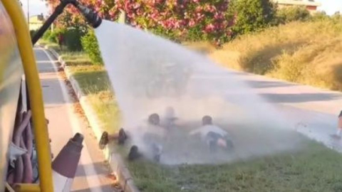 Manavgat Belediye arazözünden çocuklara su sürprizi