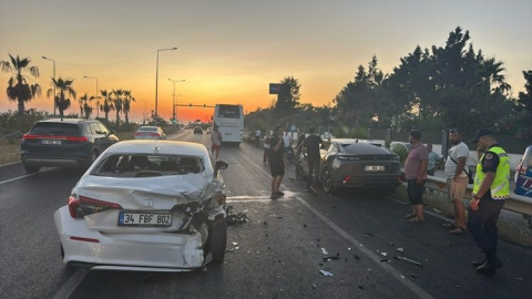 D-400 Karayolu Çenger kavşağında 3 araçlı zincirleme kaza