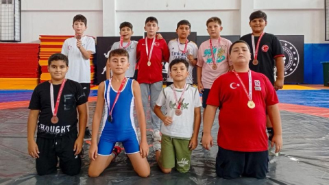 Manavgat Belediyesi Güreş Kulübü miniklerinden madalya yağmuru
