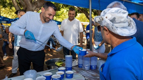 Başkan Vekili Çiçek aşure programlarında vatandaşla buluştu