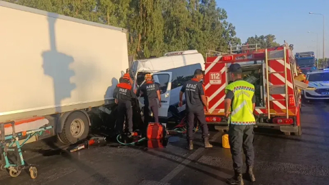 D-400 Kızılot Mahallesi'nde tur aracı kamyonun altına girdi