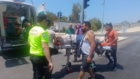 Şükrü Sözen köprü girişinde motosiklet kamyonetle çarpıştı