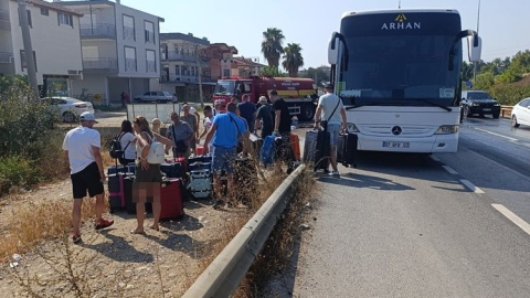 Felaketin eşiğinden dönüldü: Otobüs şoförü alev alan araçtaki turistleri kurtardı