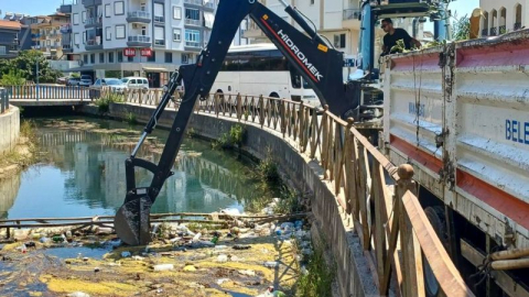 Manavgat Belediyesi, kanal temizliği çalışmalarına devam ediyor