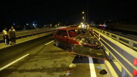 Otomobil bariyerlere çarptı Köprülü Kavşak trafiğe kapandı