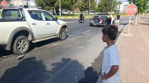 Kazanın ardından ağlayan çocuğu babası ve trafik polisi teselli etmeye çalıştı