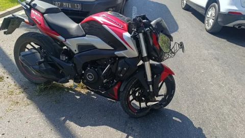 Titreyengöl Caddesi’nde motosiklet palmiyeye çarptı